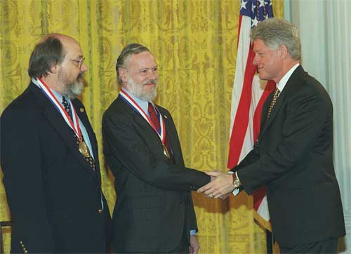 Thompson y Ritchie, recibiendo la Medalla nacional de tecnología en 1999
